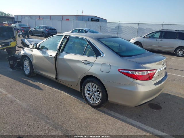 44920167 :رقم المزاد ، 4T1BF1FK4HU686162 vin ، 2017 Toyota Camry Le مزاد بيع