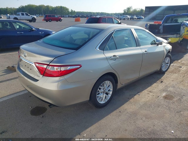44920167 :رقم المزاد ، 4T1BF1FK4HU686162 vin ، 2017 Toyota Camry Le مزاد بيع