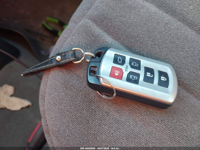 2011 Toyota Sienna Limited V6 მანქანა იყიდება აუქციონზე, vin: 5TDYK3DC0BS020770, აუქციონის ნომერი: 44920958