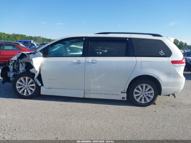 2011 Toyota Sienna Limited V6 მანქანა იყიდება აუქციონზე, vin: 5TDYK3DC0BS020770, აუქციონის ნომერი: 44920958