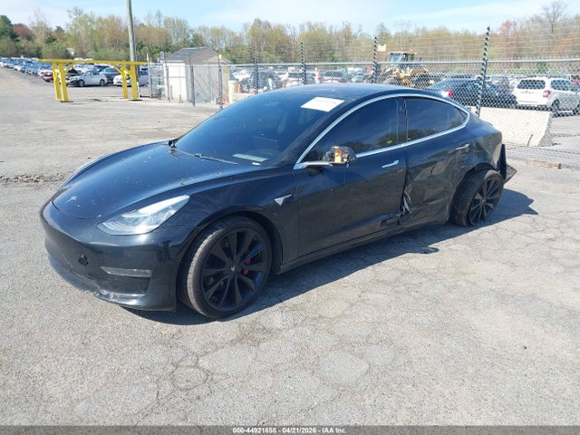 44921658 :رقم المزاد ، 5YJ3E1EB8JF180958 vin ، 2018 Tesla Model 3 Long Range/performance مزاد بيع