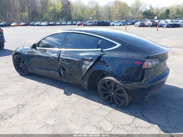 44921658 :رقم المزاد ، 5YJ3E1EB8JF180958 vin ، 2018 Tesla Model 3 Long Range/performance مزاد بيع