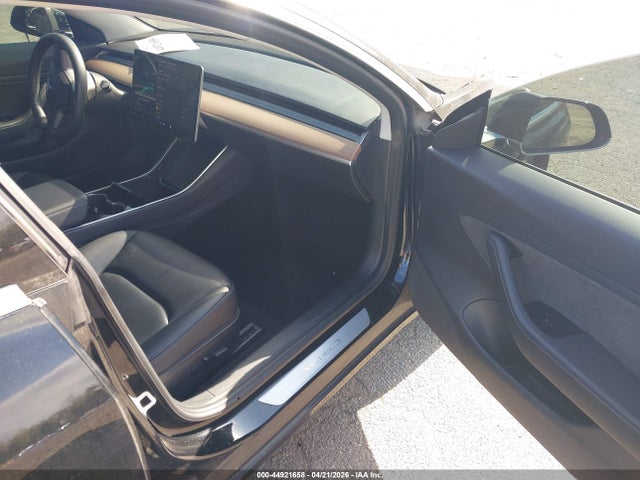 44921658 :رقم المزاد ، 5YJ3E1EB8JF180958 vin ، 2018 Tesla Model 3 Long Range/performance مزاد بيع