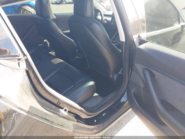 44921658 :رقم المزاد ، 5YJ3E1EB8JF180958 vin ، 2018 Tesla Model 3 Long Range/performance مزاد بيع