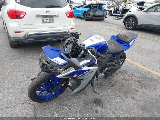 Yamaha YZFR3 2015 MH3RH06Y4FK005083 Image 2