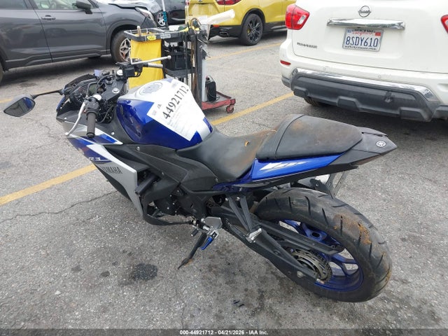 Yamaha YZFR3 2015 MH3RH06Y4FK005083 Image 3