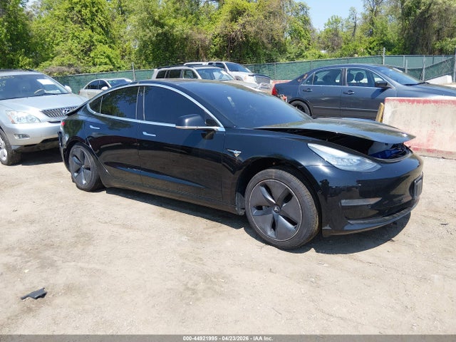 44921995 :رقم المزاد ، 5YJ3E1EA3JF165825 vin ، 2018 Tesla Model 3 Long Range/mid Range مزاد بيع