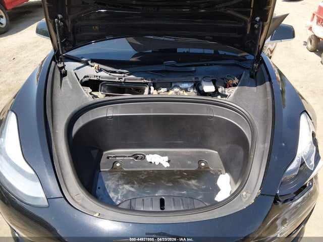 44921995 :رقم المزاد ، 5YJ3E1EA3JF165825 vin ، 2018 Tesla Model 3 Long Range/mid Range مزاد بيع
