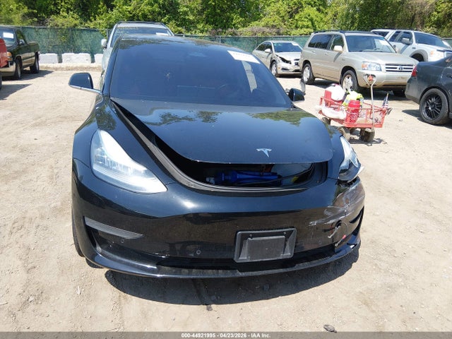 44921995 :رقم المزاد ، 5YJ3E1EA3JF165825 vin ، 2018 Tesla Model 3 Long Range/mid Range مزاد بيع