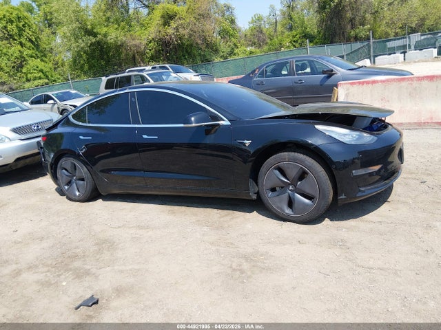 44921995 :رقم المزاد ، 5YJ3E1EA3JF165825 vin ، 2018 Tesla Model 3 Long Range/mid Range مزاد بيع