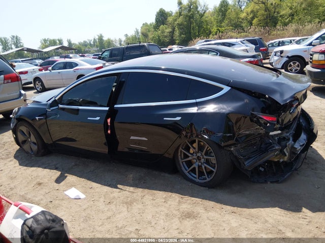 44921995 :رقم المزاد ، 5YJ3E1EA3JF165825 vin ، 2018 Tesla Model 3 Long Range/mid Range مزاد بيع