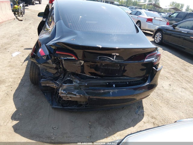 44921995 :رقم المزاد ، 5YJ3E1EA3JF165825 vin ، 2018 Tesla Model 3 Long Range/mid Range مزاد بيع