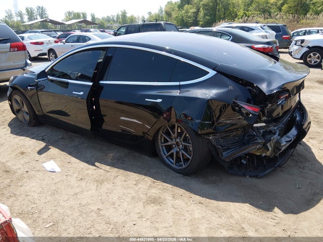 44921995 :رقم المزاد ، 5YJ3E1EA3JF165825 vin ، 2018 Tesla Model 3 Long Range/mid Range مزاد بيع