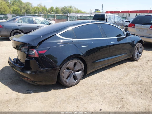 44921995 :رقم المزاد ، 5YJ3E1EA3JF165825 vin ، 2018 Tesla Model 3 Long Range/mid Range مزاد بيع