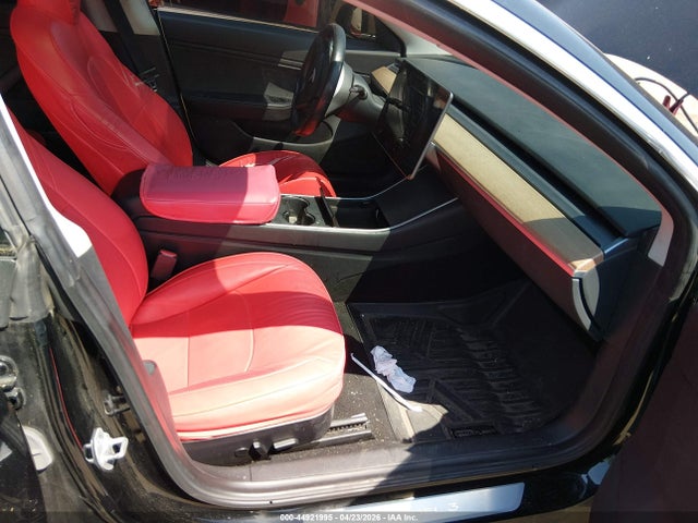 44921995 :رقم المزاد ، 5YJ3E1EA3JF165825 vin ، 2018 Tesla Model 3 Long Range/mid Range مزاد بيع
