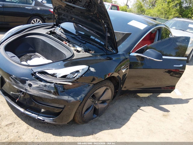 44921995 :رقم المزاد ، 5YJ3E1EA3JF165825 vin ، 2018 Tesla Model 3 Long Range/mid Range مزاد بيع