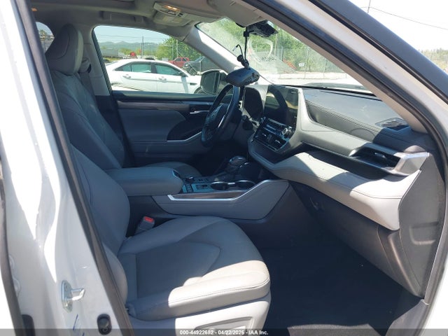 5TDFZRBH6MS087588 Toyota Highlander Platinum