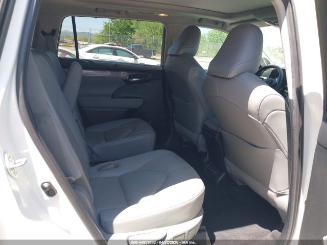 5TDFZRBH6MS087588 Toyota Highlander Platinum