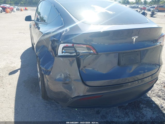 5YJYGDED4MF109389 Tesla Model Y Standard Range Rear-wheel Drive