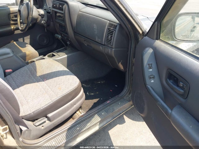 2001 Jeep Cherokee Sport მანქანა იყიდება აუქციონზე, vin: 1J4FT48S81L623875, აუქციონის ნომერი: 44923136