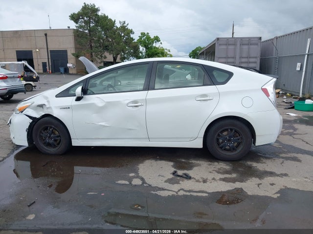 Toyota Prius Three 2014 JTDKN3DU6E1781939 Image 14