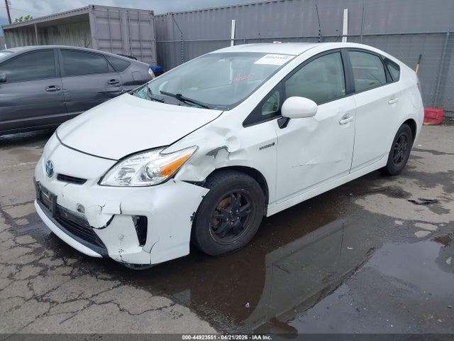 Toyota Prius Three 2014 JTDKN3DU6E1781939 Image 2