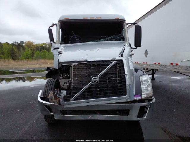 44923945 :رقم المزاد ، 4V4NC9GH17N480595 vin ، 2007 Volvo Vn Vnl مزاد بيع
