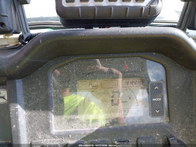 44924376 :رقم المزاد ، 1M0825GEVDM064362 vin ، 2013 John Deere Xuv835m Gator مزاد بيع