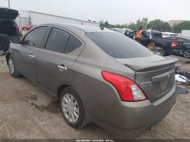 44924693 :رقم المزاد ، 3N1CN7AP8FL832154 vin ، 2015 Nissan Versa 1.6 Sv مزاد بيع