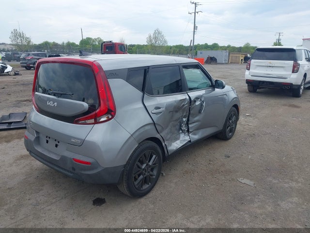 2022 Kia Soul Ex მანქანა იყიდება აუქციონზე, vin: KNDJ33AU2N7805527, აუქციონის ნომერი: 44924699