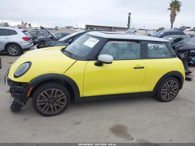 44924825 :رقم المزاد ، WMW13GD05S2W53037 vin ، 2025 Mini Hardtop Cooper مزاد بيع