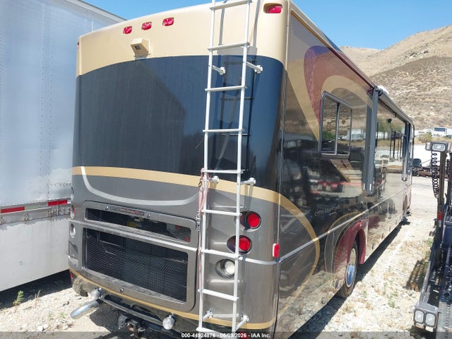 44924876 :رقم المزاد ، 4UZAAHBV55CU52276 vin ، 2005 Freightliner Chassis X Line Motor Home مزاد بيع