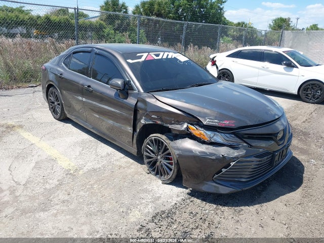 44925031 :رقم المزاد ، 4T1B11HK4JU020615 vin ، 2018 Toyota Camry Xle مزاد بيع