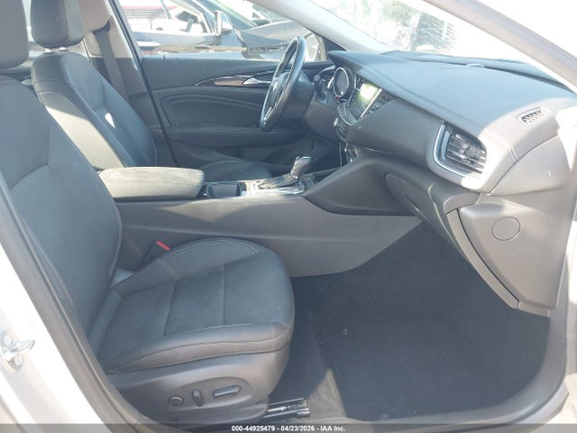 44925479 :رقم المزاد ، W04GP6SX3J1081881 vin ، 2018 Buick Regal Sportback Essence مزاد بيع