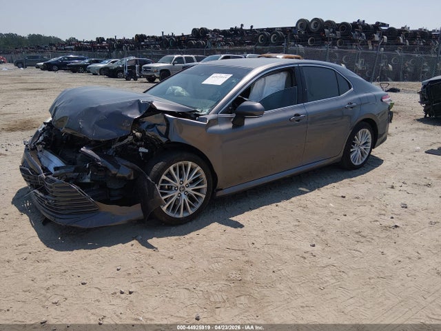 44925919 :رقم المزاد ، 4T1B11HK6JU055334 vin ، 2018 Toyota Camry Xle مزاد بيع