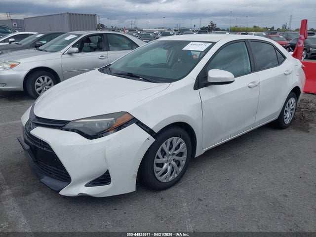 Toyota COROLLA LE 2018 5YFBURHE3JP813325 Image 2