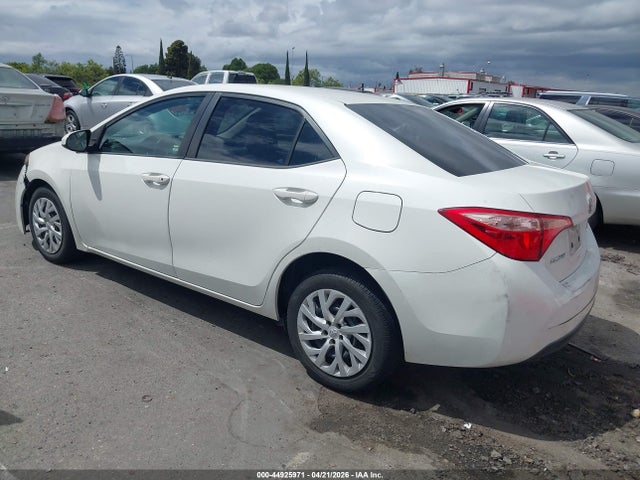 Toyota COROLLA LE 2018 5YFBURHE3JP813325 Image 3