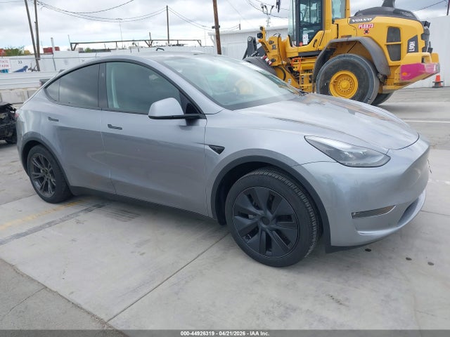 2024 Tesla Model Y Long Range Dual Motor All-wheel Drive მანქანა იყიდება აუქციონზე, vin: 7SAYGDEE8RA310793, აუქციონის ნომერი: 44926319