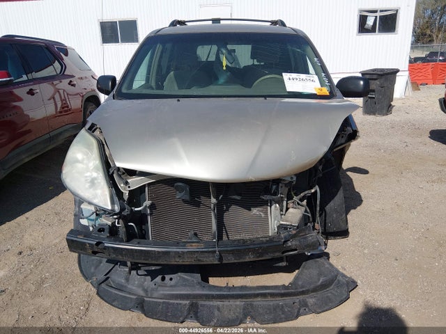 44926556 :رقم المزاد ، 5TDKK4CC3AS315731 vin ، 2010 Toyota Sienna Le مزاد بيع
