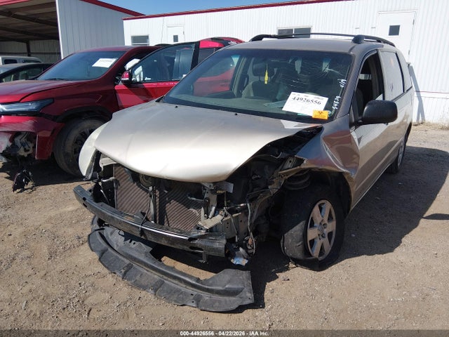 44926556 :رقم المزاد ، 5TDKK4CC3AS315731 vin ، 2010 Toyota Sienna Le مزاد بيع