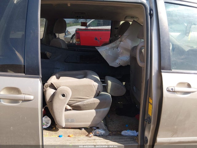 44926556 :رقم المزاد ، 5TDKK4CC3AS315731 vin ، 2010 Toyota Sienna Le مزاد بيع