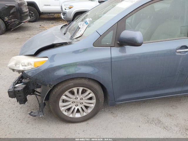 2015 Toyota Sienna Xle Premium 8 Passenger მანქანა იყიდება აუქციონზე, vin: 5TDYK3DC9FS639860, აუქციონის ნომერი: 44927302