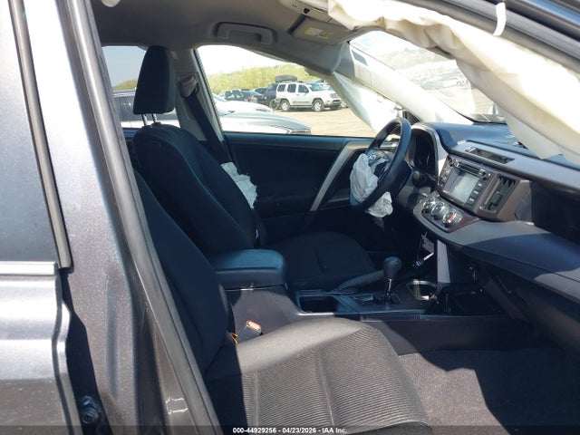 JTMBFREV7JJ732203 Toyota RAV4 LE