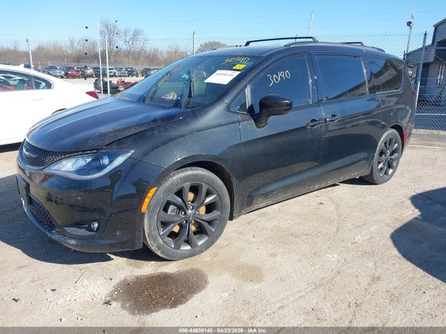 2018 Chrysler Pacifica Touring Plus მანქანა იყიდება აუქციონზე, vin: 2C4RC1FG0JR333783, აუქციონის ნომერი: 44930140