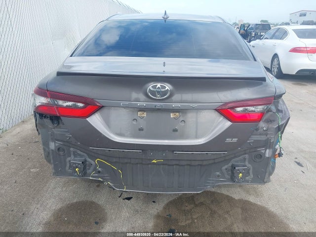 44930920 :رقم المزاد ، 4T1G11AK3NU672129 vin ، 2022 Toyota Camry Se مزاد بيع