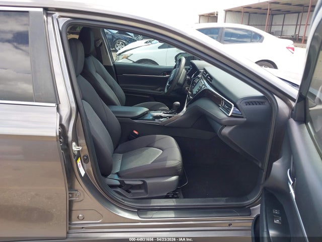 Продажа на аукционе авто 2018 Toyota Camry Le, vin: 4T1B11HK3JU019035, номер лота: 44931656