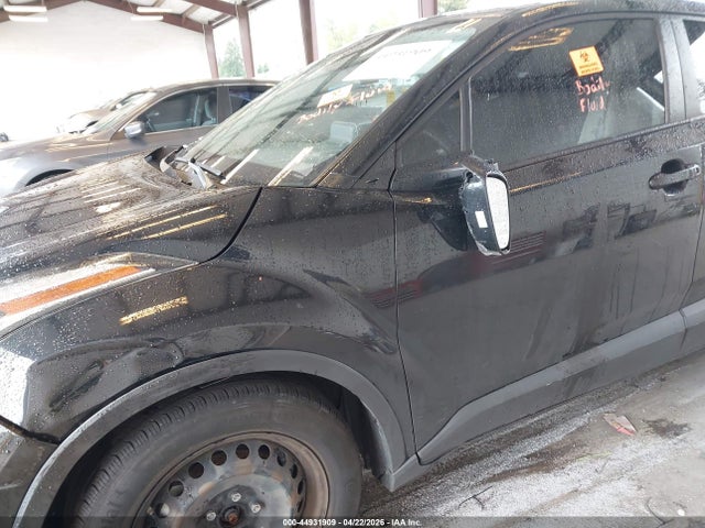 JTNKHMBX8M1102032 Toyota C-HR LE
