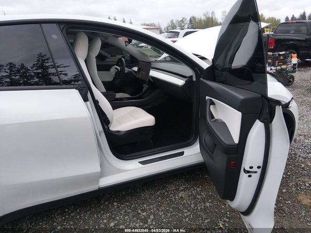 Продажа на аукционе авто 2020 Tesla Model Y Long Range Dual Motor All-wheel Drive, vin: 5YJYGDEEXLF039632, номер лота: 44932040
