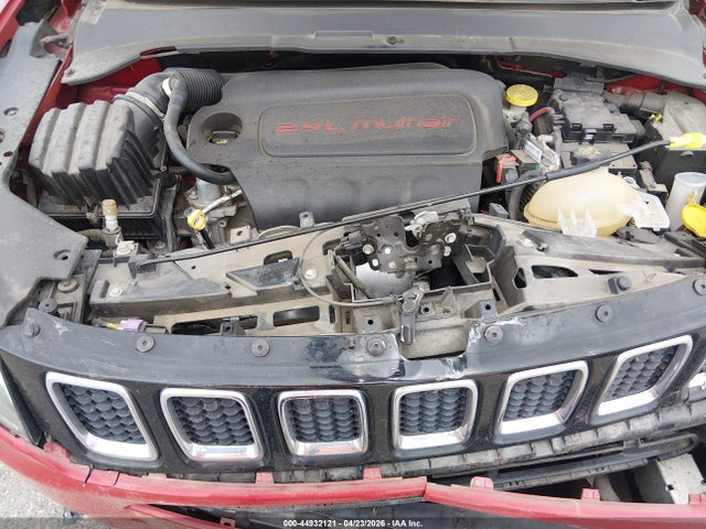 44932121 :رقم المزاد ، 3C4NJDBB6JT331775 vin ، 2018 Jeep Compass Latitude 4x4 مزاد بيع