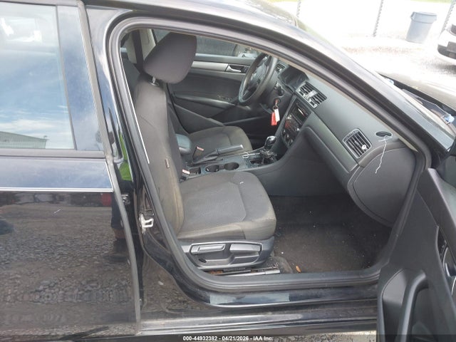 2015 Volkswagen Passat 1.8t S მანქანა იყიდება აუქციონზე, vin: 1VWAT7A37FC037063, აუქციონის ნომერი: 44932382